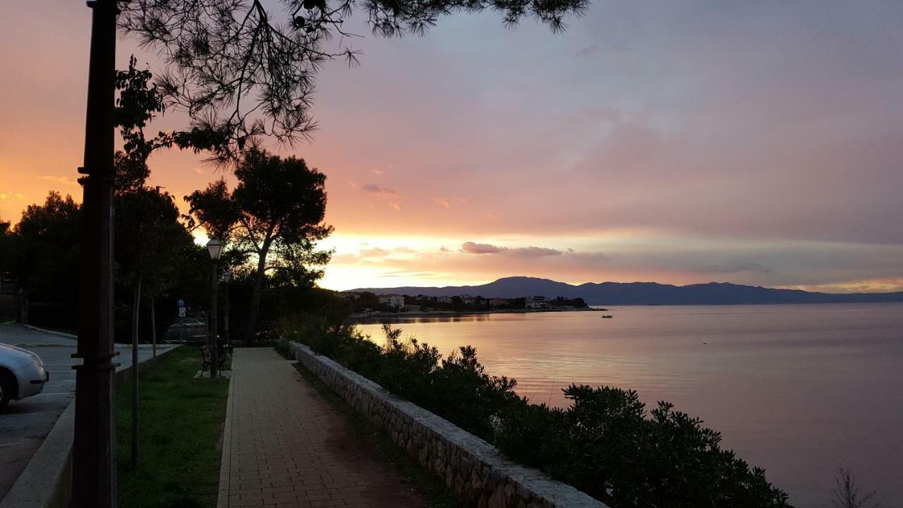 Vila Kraljica Malinska Luaran gambar
